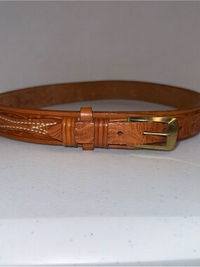 Looper women’s Tan Leather Belt with Embossed Detail size 28